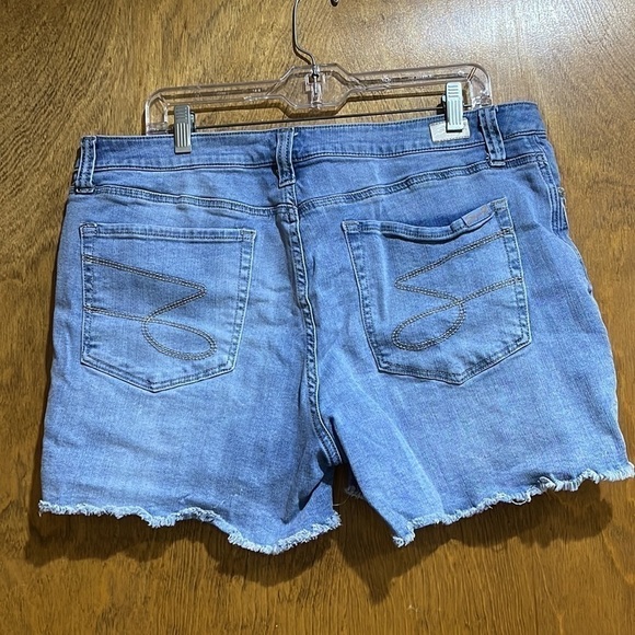 Seven7 Distressed Denim Weekend Plus Size Shorts - EUC - Picture 2 of 6